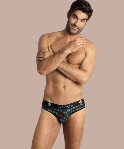 Anais Men – Benito Slip XL Model draagt Anais Men Benito slip met kleurrijk fietsenpatroon en Pleasurements merklogo op de tailleband