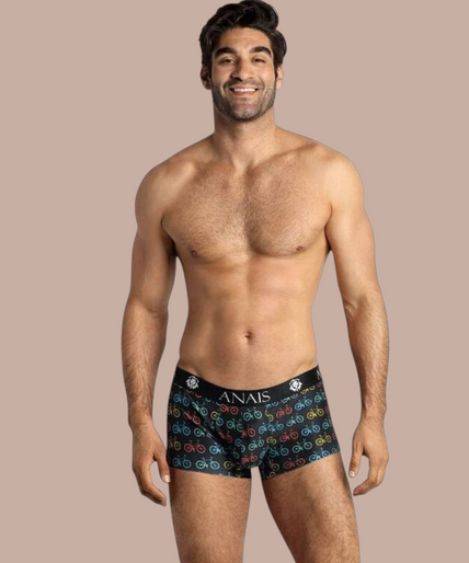 Anais Men – Benito Boxer | Premium Men’s Underwear Pleasurements Anais Men Benito boxer met kleurrijk fietsenpatroon op zwarte ondergrond gedragen door een model