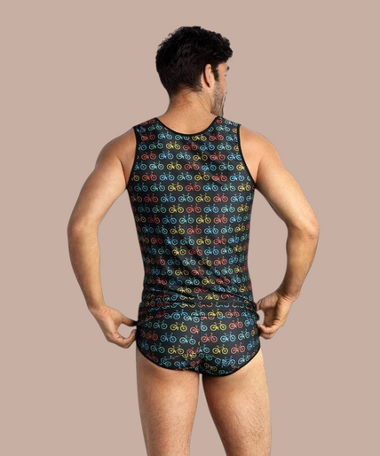 Anais Men – Benito Top | Premium Men’s Underwear Pleasurements Anais Men Benito top met kleurrijk fietsenpatroon gedragen door een model