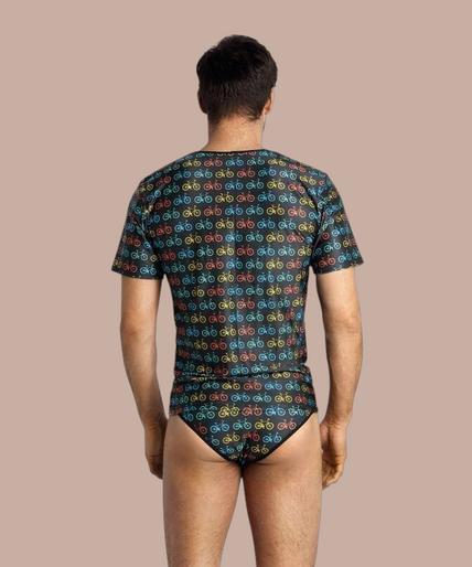 Anais Men – Benito T-Shirt | Premium Men’s Underwear Pleasurements Anais Men Benito T-shirt met kleurrijk fietsenpatroon op zwarte transparante stof gedragen door model
