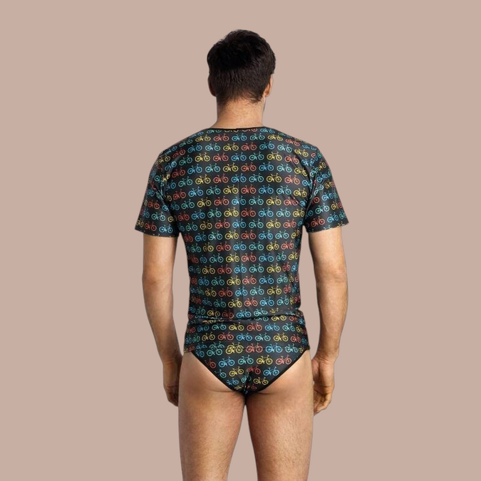Pleasurements Anais Men Benito T-shirt met kleurrijk fietsenpatroon op zwarte achtergrond, gezien vanaf de achterkant