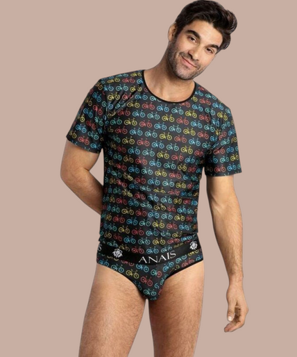 Anais Men – Benito T-Shirt | Premium Men’s Underwear Pleasurements Anais Men Benito T-shirt met kleurrijk fietsenpatroon op zwarte transparante stof gedragen door model