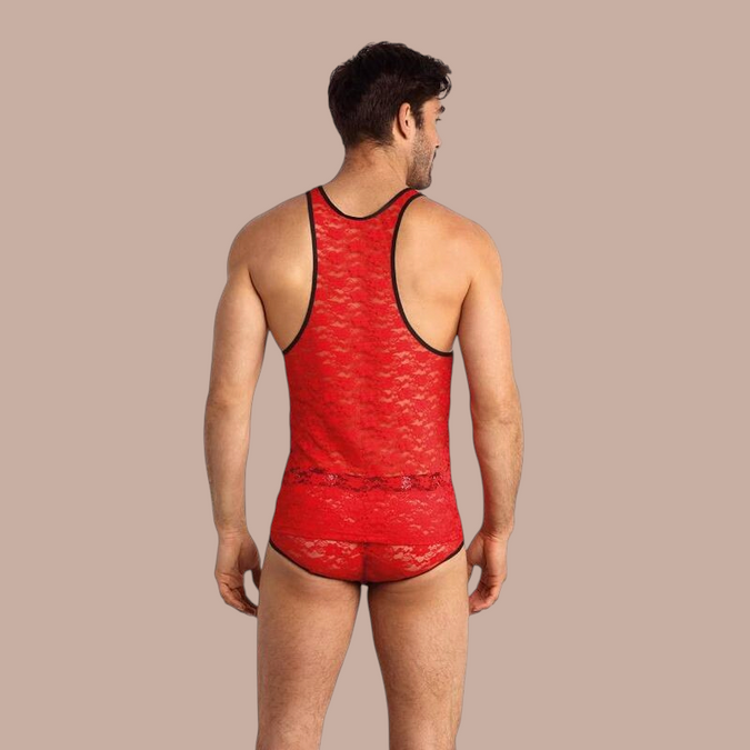 Pleasurements Anais Men Brave Top in rood kant met zwarte bies, gedragen door een man van achteren gezien.