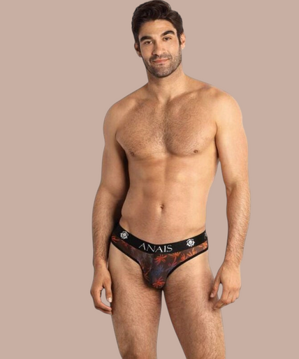 Anais Men – Chill Slip XL Pleasurements Anais Men Chill Slip met tropische print en zwarte tailleband gedragen door een model