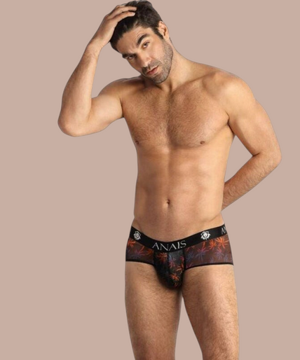 Anais Men – Chill Boxer Brief | Premium Men’s Underwear Pleasurements Anais Men Chill boxer brief met kleurrijk bladmotief en elastische tailleband gedragen door een model.
