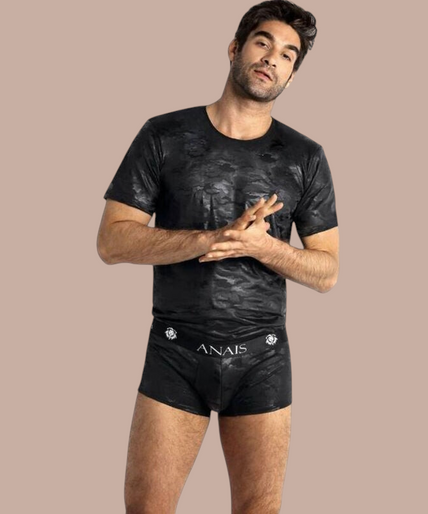 Anais Men – Electro T-Shirt S Pleasurements Anais Men Electro T-shirt in zwart met subtiel patroon gedragen door een man in bijpassende boxershort.