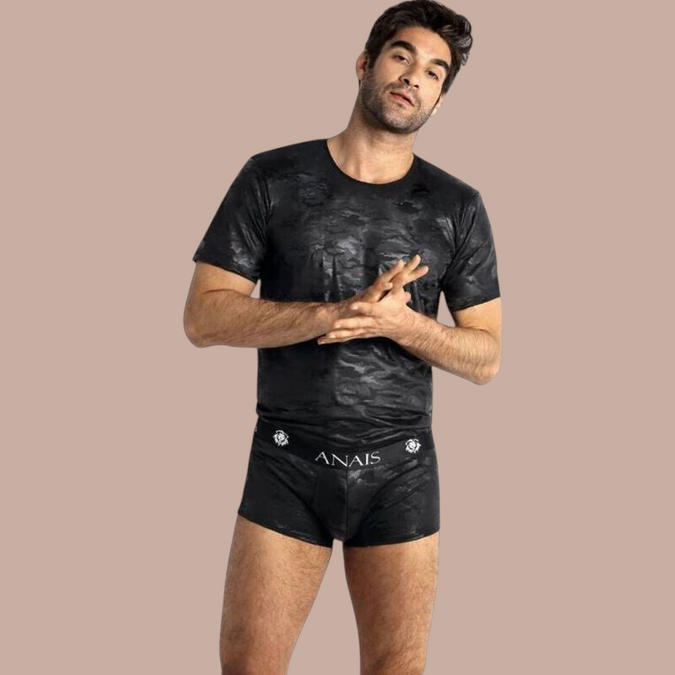 Pleasurements Anais Men Electro T-shirt in zwart met subtiel patroon gedragen door een man in bijpassende boxershort.