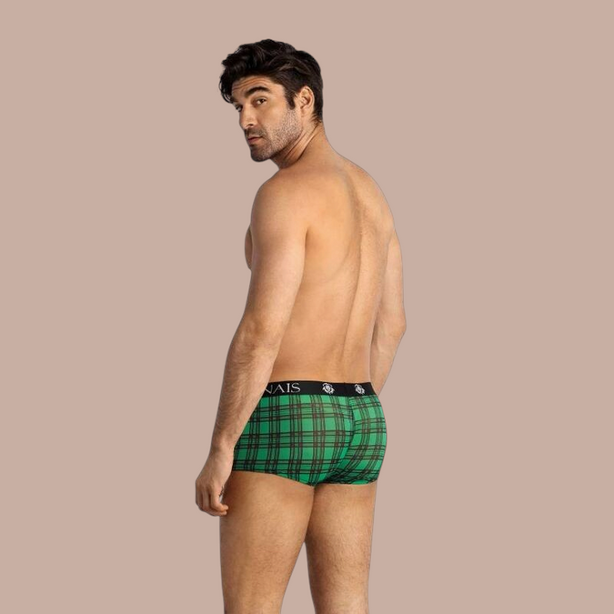 Pleasurements Anais Men Magic Boxer in groen met zwart ruitpatroon en elastische tailleband gedragen door een model