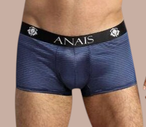 Model draagt Pleasurements Anais Men Naval Boxer in blauw met gestreept patroon en elastische tailleband.
