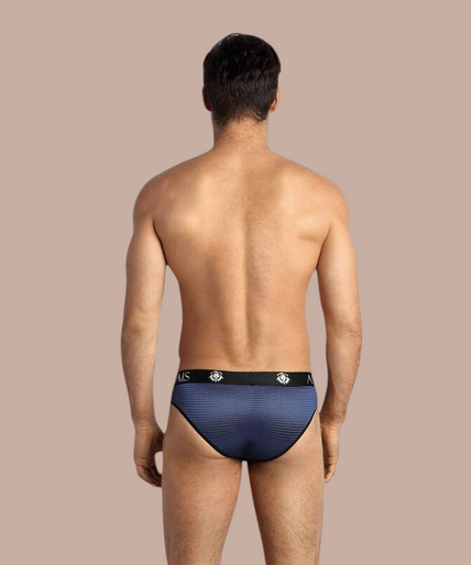 Anais Men – Naval Slip S Pleasurements Anais Men Naval Slip in blauw met een elastische tailleband gedragen door een glimlachend model