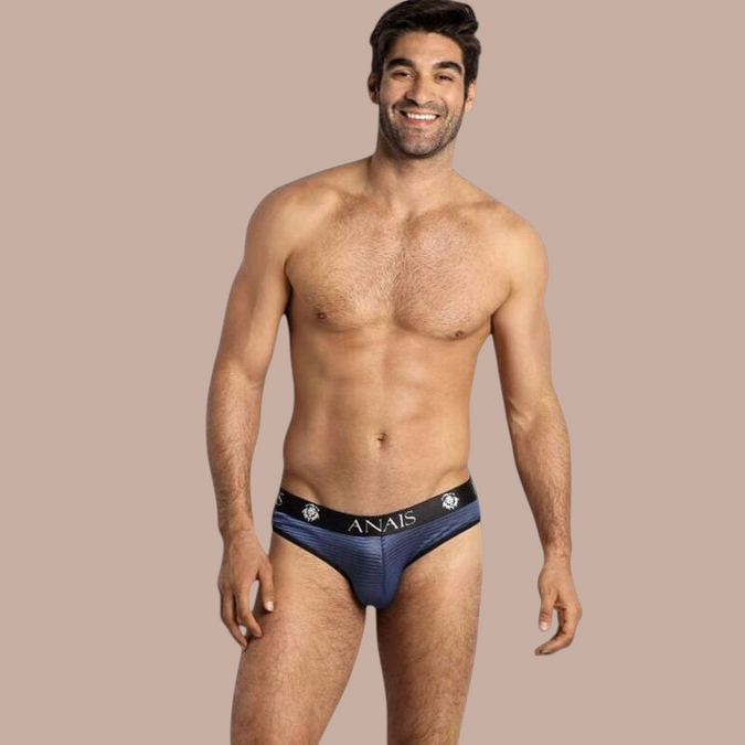 Pleasurements Anais Men Naval Slip in blauw met een elastische tailleband gedragen door een glimlachend model