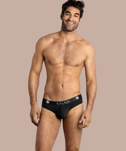 Anais Men – Petrol Slip XL Model draagt een zwarte Anais Men Petrol Slip herenbrief met merklogo op de tailleband van Pleasurements