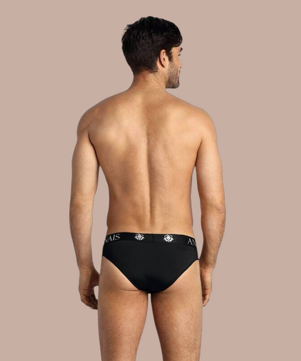 Anais Men – Petrol Slip XL Model draagt een zwarte Anais Men Petrol Slip herenbrief met merklogo op de tailleband van Pleasurements
