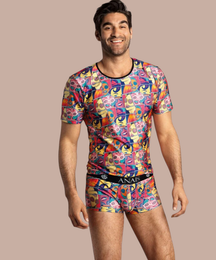 Anais Men – Comics T-Shirt S Pleasurements Anais Men Comics T-shirt met kleurrijke stripboekprint gedragen door een glimlachend model