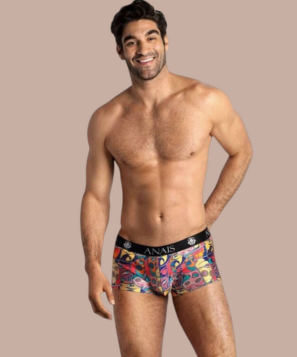 Anais Men – Comics Boxer S Model draagt Pleasurements Anais Men Comics boxer met kleurrijke stripverhaalprint en zwarte tailleband.