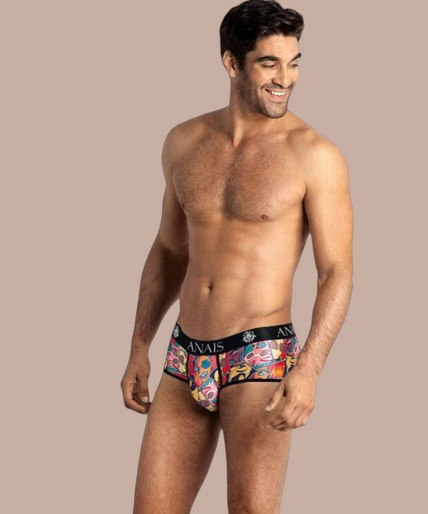 Anais Men – Comics Slip L Pleasurements Anais Men Comics brief met kleurrijke stripboekprint en zwarte tailleband gedragen door een model