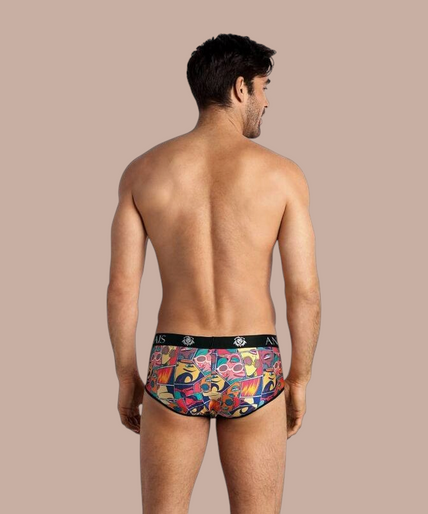 Anais Men – Comics Slip L Pleasurements Anais Men Comics brief met kleurrijke stripboekprint en zwarte tailleband gedragen door een model