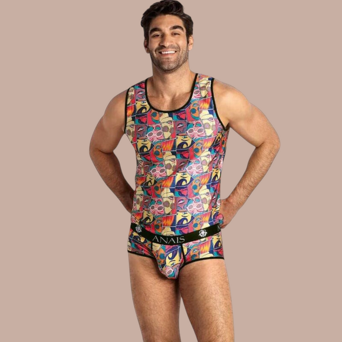 Pleasurements Anais Men Comics Top met kleurrijke stripboekprint en zwarte bies voor een expressieve look.