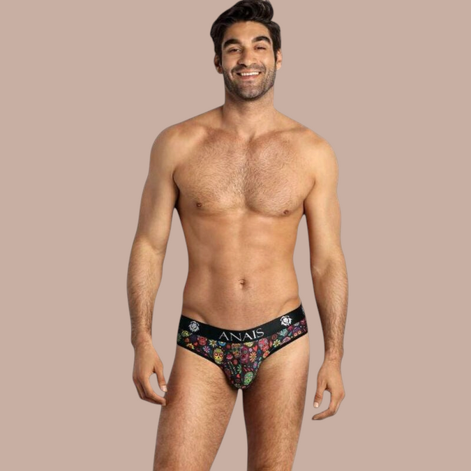 Pleasurements Anais Men Mexico slip met kleurrijke schedelprint en zwarte tailleband gedragen door een model