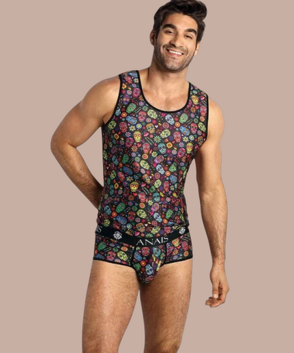 Anais Men – Mexico Top | Premium Men’s Underwear Model draagt Pleasurements Anais Men Mexico top met kleurrijk schedelpatroon en bijpassende onderbroek
