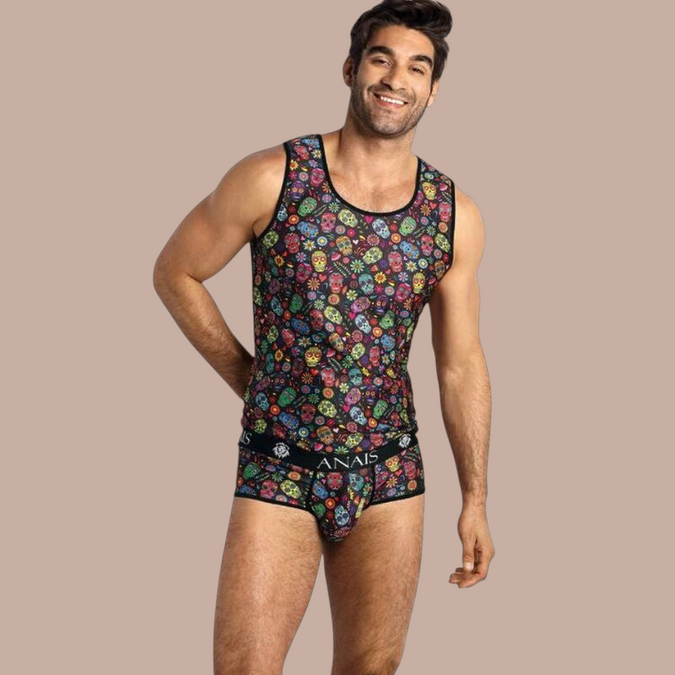 Model draagt Pleasurements Anais Men Mexico top met kleurrijk schedelpatroon en bijpassende onderbroek
