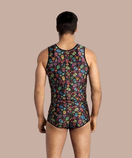 Anais Men – Mexico Top | Premium Men’s Underwear Model draagt Pleasurements Anais Men Mexico top met kleurrijk schedelpatroon en bijpassende onderbroek