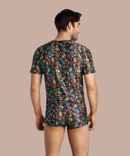 Anais Men – Mexico T-Shirt | Premium Men’s Underwear Pleasurements Anais Men Mexico T-shirt met kleurrijke schedelprint op een zwarte achtergrond gedragen door een model