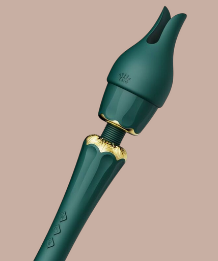 Zalo – Kyro Toverstaf Groen Pleasurements Zalo Kyro groene siliconen wandmassager met gouden details en verwisselbare opzetstukken
