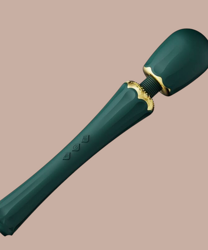 Zalo – Kyro Toverstaf Groen Pleasurements Zalo Kyro groene siliconen wandmassager met gouden details en verwisselbare opzetstukken