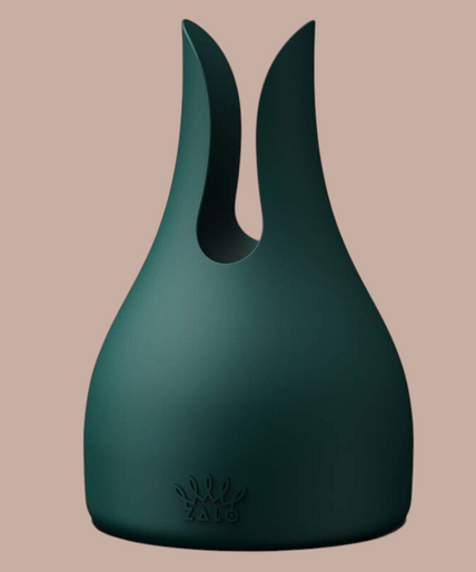 Zalo – Kyro Toverstaf Groen Pleasurements Zalo Kyro groene siliconen wandmassager met gouden details en verwisselbare opzetstukken