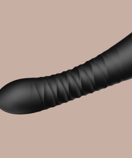 ZALO - KING THRUSTER ZWART Pleasurements Zalo King Thruster in zwart siliconen met een elegant goudkleurig detail aan de bovenkant.