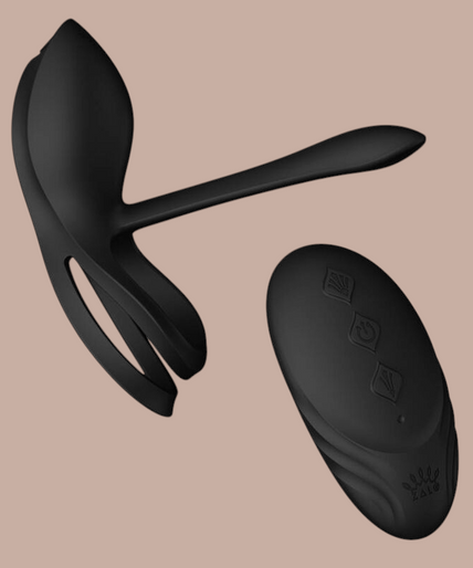 Zalo – Bayek Vibrerende Koppelring Zwart Pleasurements Zalo Bayek zwarte siliconen vibrerende koppelring met gouden Egyptisch geïnspireerd detail