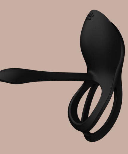 Zalo – Bayek Vibrerende Koppelring Zwart Pleasurements Zalo Bayek zwarte siliconen vibrerende koppelring met gouden Egyptisch geïnspireerd detail