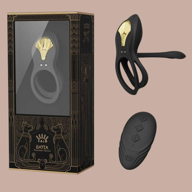 Pleasurements Zalo Bayek zwarte siliconen vibrerende koppelring met gouden accenten en afstandsbediening in verpakking