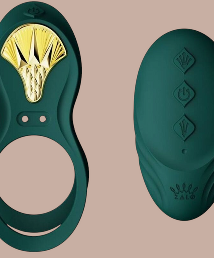 Zalo – Bayek Vibrerende Koppelring Groen Pleasurements Zalo Bayek vibrerende koppelring in groen siliconen met gouden Egyptisch geïnspireerd detail.
