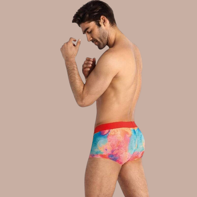 Pleasurements Anais Men Falcon boxer met kleurrijk abstract patroon en rode tailleband gedragen door een model