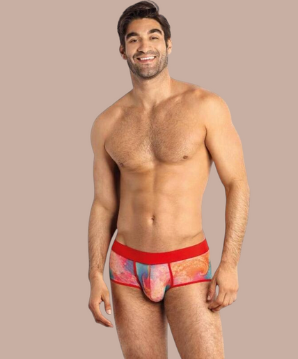 Anais Men – Falcon Boxer Brief XL Pleasurements Anais Men Falcon boxer brief met kleurrijke abstracte print en rode tailleband gedragen door een model