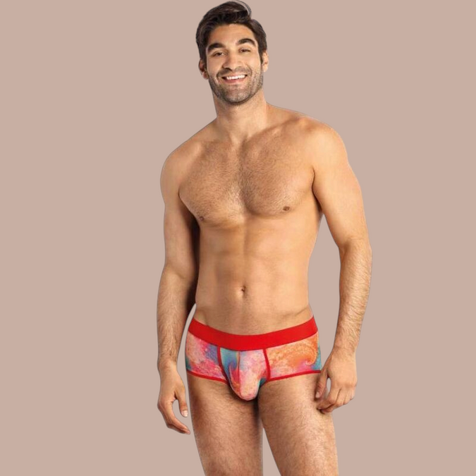 Pleasurements Anais Men Falcon boxer brief met kleurrijke abstracte print en rode tailleband gedragen door een model
