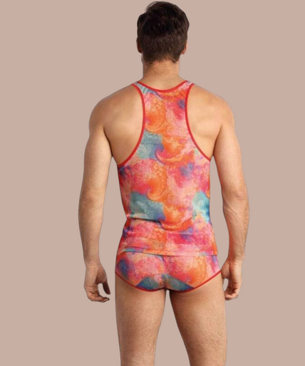 Anais Men – Falcon Top S Pleasurements Anais Men Falcon top met kleurrijk abstract patroon en rode afwerking gedragen door een model