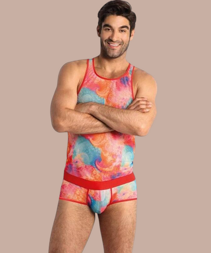 Anais Men – Falcon Top S Pleasurements Anais Men Falcon top met kleurrijk abstract patroon en rode afwerking gedragen door een model