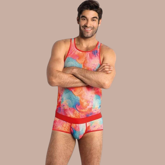 Pleasurements Anais Men Falcon top met kleurrijk abstract patroon en rode afwerking gedragen door een model