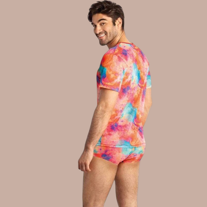 Pleasurements Anais Men Falcon T-shirt met kleurrijke abstracte print gedragen door een glimlachend model