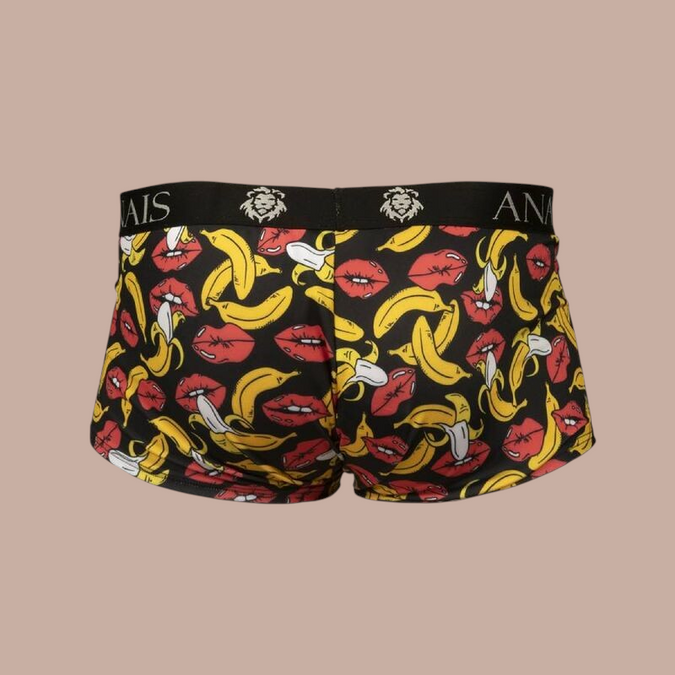 Pleasurements Anais Men Banana Boxer met een speelse print van bananen en rode lippen op een zwarte onderbroek.