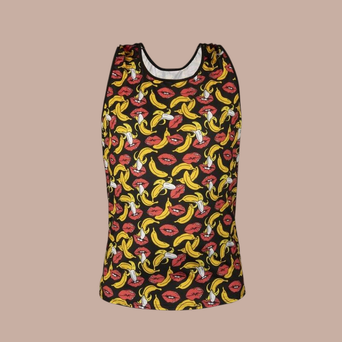 Pleasurements Anais Men Banana Top met een speels patroon van bananen en rode lippen op een zwarte achtergrond.