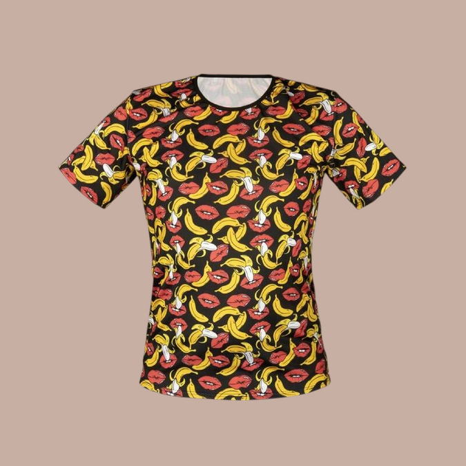 Pleasurements Anais Men Banana T-shirt met opvallende bananen- en lippenprint op een zwarte achtergrond.