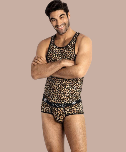 Anais Men – Mercury Top | Premium Men’s Underwear Model draagt Pleasurements Anais Men Mercury top met luipaardprint en bijpassende boxershort