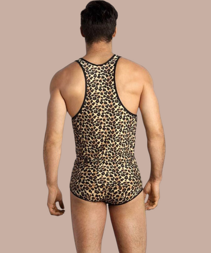 Anais Men – Mercury Top | Premium Men’s Underwear Model draagt Pleasurements Anais Men Mercury top met luipaardprint en bijpassende boxershort