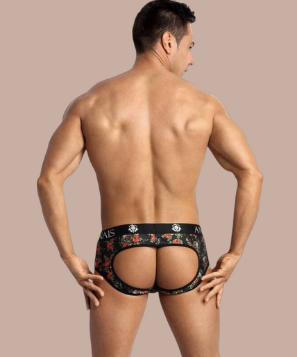 Anais Men – Power Jock Bikini L Pleasurements Anais Men Power Jock Bikini met bloemenprint en zwarte tailleband gedragen door een gespierd model