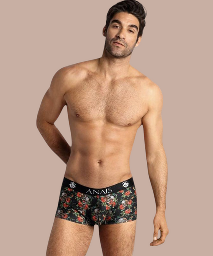 Anais Men – Power Boxer | Premium Men’s Underwear Model draagt Pleasurements Anais Men Power Boxer met zwart bloemenpatroon en schedelprint en elastische tailleband