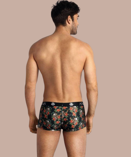 Anais Men – Power Boxer | Premium Men’s Underwear Model draagt Pleasurements Anais Men Power Boxer met zwart bloemenpatroon en schedelprint en elastische tailleband
